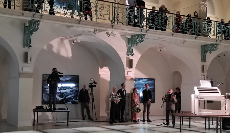 Ředitel galerie Pavel Hlubuček zůstává. Organizaci povede minimálně do konce roku