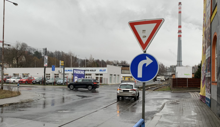 Doleva už ne. Řidiče překvapila nová značka u Babylonu, řada z nich ji dál ignoruje