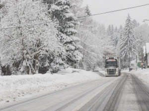 Silničáři se připravují na přívaly sněhu. Pro kamiony uzavřeli silnici do Harrachova