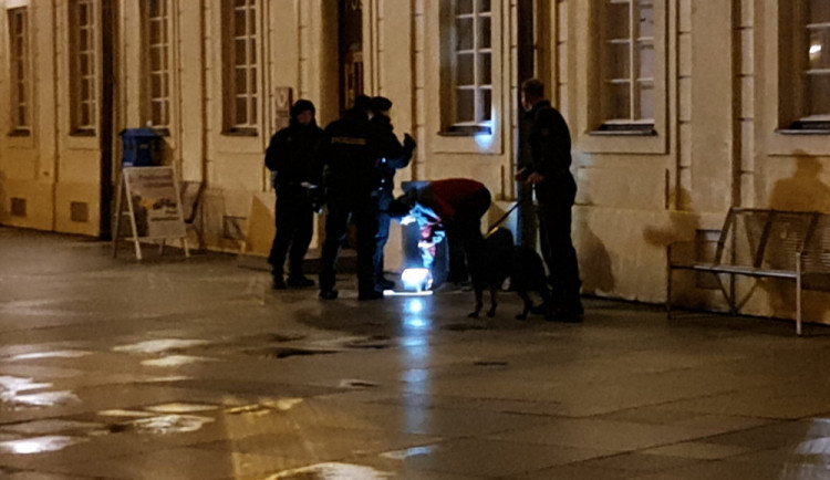 Bombu na Pražském hradě nahlásil muž z Jablonecka. Představil se jako Král světa