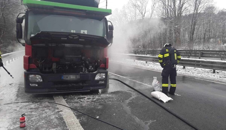 Na hlavním tahu u Hodkovic hořel kamion, na místě zasahovali hasiči