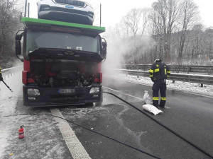 Na hlavním tahu u Hodkovic hořel kamion, na místě zasahovali hasiči