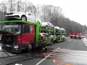 Na hlavním tahu u Hodkovic vzplál kamion, na místě zasahují hasiči. Jeden pruh je uzavřen
