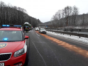 Na hlavním tahu u Hodkovic vzplál kamion, na místě zasahují hasiči. Jeden pruh je uzavřen