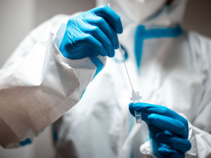 Nemocnice budou od února zpracovávat denně o třetinu koronavirových testů více