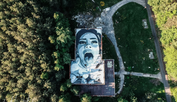 Projekt má fungovat jako meme, říkají o největším nelegálním streetart díle u nás jeho autoři