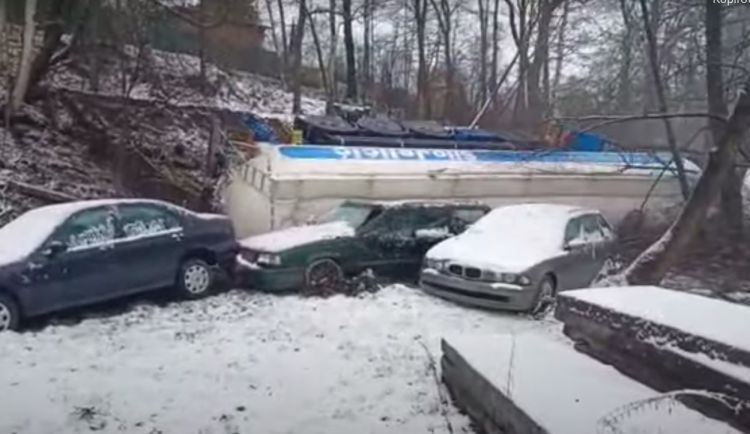 Cisterna uvízla na úzké silnici. Při vyprošťování se zřítila na zaparkovaná auta