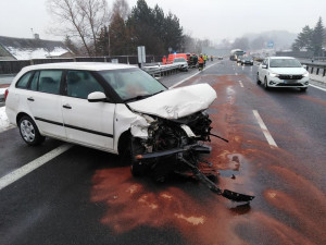 U sjezdu na Makro havarovalo pět vozidel. Provoz je sveden do jednoho pruhu