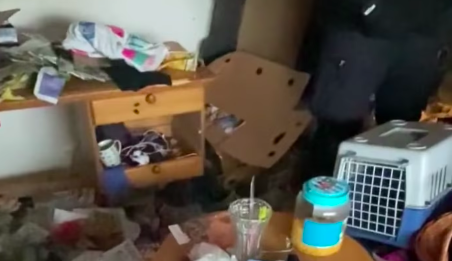Nepříjemný odchyt kočky pro strážníky. Byt byl plný odpadků