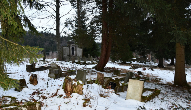 Zdokumentovali hřbitovy v kraji. Řada z nich je ve špatném stavu, připomínají i německou minulost