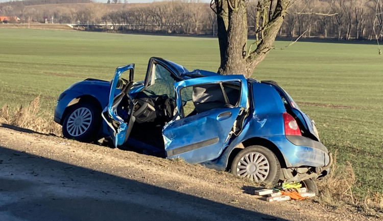 Řidička na jižní Moravě nabourala do stromu. Tragická nehoda má dvě oběti