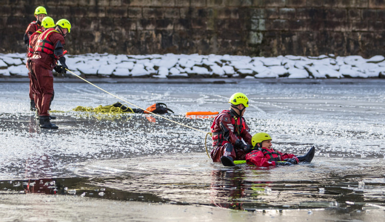 Během pár vteřin proniká zima až do morku kostí. Liberečtí hasiči trénovali záchranu tonoucího z ledu