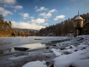 Během pár vteřin proniká zima až do morku kostí. Liberečtí hasiči trénovali záchranu tonoucího z ledu