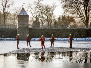 Během pár vteřin proniká zima až do morku kostí. Liberečtí hasiči trénovali záchranu tonoucího z ledu