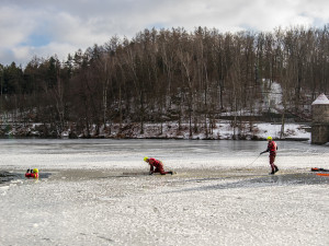 Během pár vteřin proniká zima až do morku kostí. Liberečtí hasiči trénovali záchranu tonoucího z ledu
