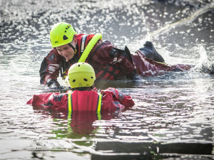 Během pár vteřin proniká zima až do morku kostí. Liberečtí hasiči trénovali záchranu tonoucího z ledu