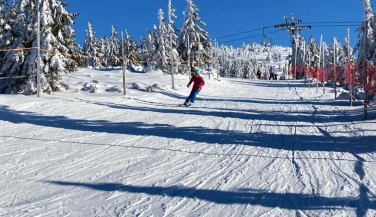 Nový sníh a mráz pomohl rozšířit nabídku pro lyžaře v Libereckém kraji, v provozu jsou další skiareály