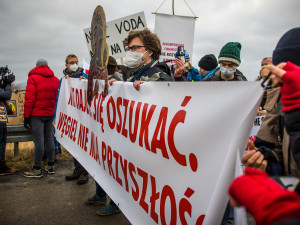 Zaplaťte pokutu, zavřete důl. U Turówa demonstrují odpůrci těžby