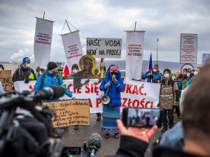 Zaplaťte pokutu, zavřete důl. U Turówa demonstrují odpůrci těžby