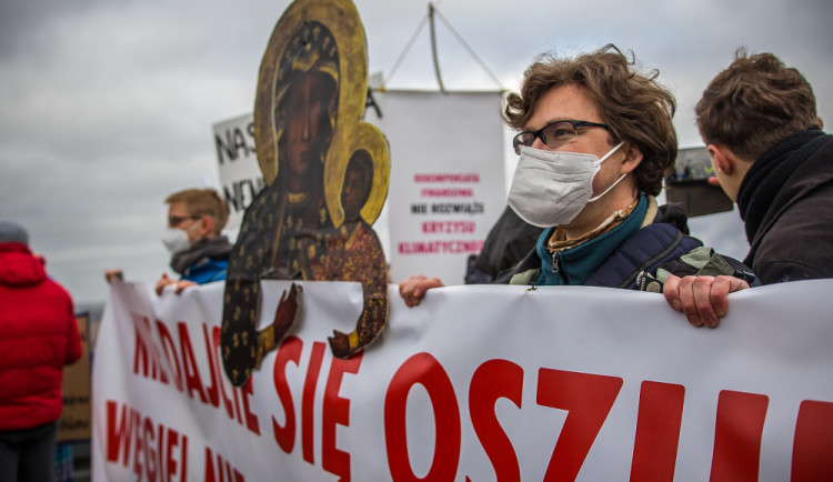 Zaplaťte pokutu, zavřete důl. U Turówa demonstrují odpůrci těžby