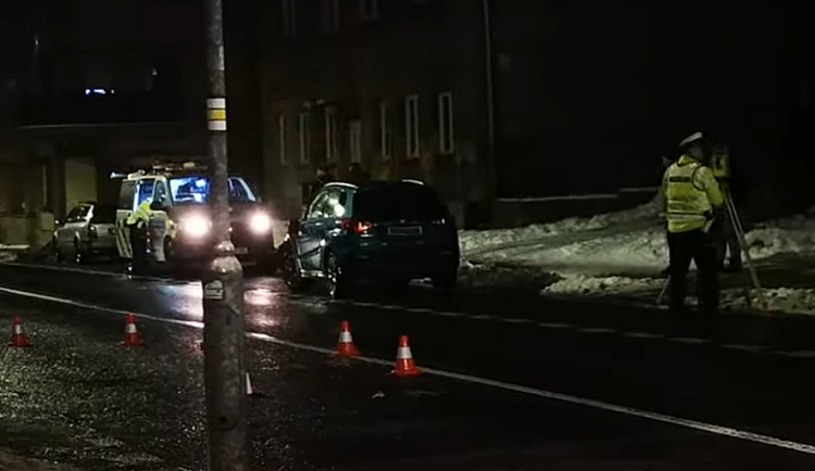 V Lučanech srazilo auto ženu, která šla po přechodu. V nemocnici svým zraněním podlehla