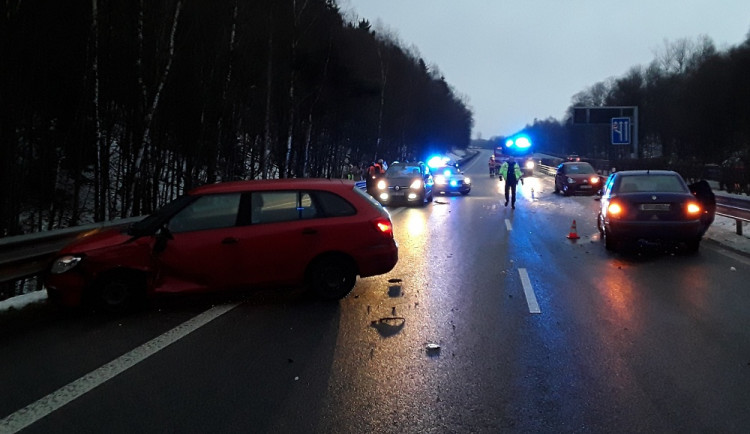 Kvůli ledovce byly špatně sjízdné i hlavní tahy v kraji. U Jeřmanic došlo k hromadné nehodě