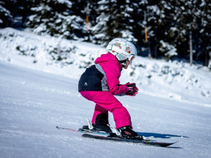 O víkendu vyrazily do skiareálů v kraji tisíce lidí. V provozu je více než polovina sjezdovek