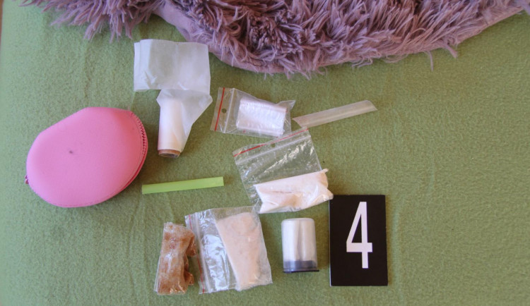 Policisté zatkli dealerku z Turnovska. Lidem prodala skoro čtvrt kila pervitinu