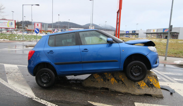 Řidič se s autem zasekl na betonové zábraně. Dvacet minut nikdo nepomohl