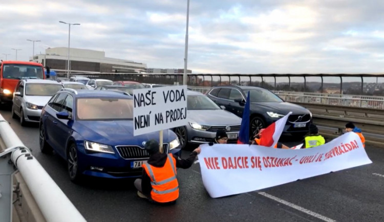 Demonstranti se svázali řetězy a zablokovali dopravu na Nuseláku. Kvůli Turówu