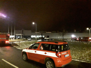 Policisté zasahují v průmyslové zóně. Anonym zde nahlásil bombu