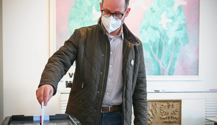 Poslanec Farský se kvůli stáži vzdá mandátu, vyzvalo ho k tomu vedení STAN