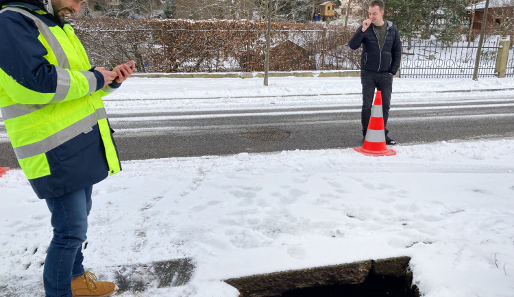 Nedaleko muzea se propadla část povrchu ulice. Vznikl osm metrů hluboký kráter