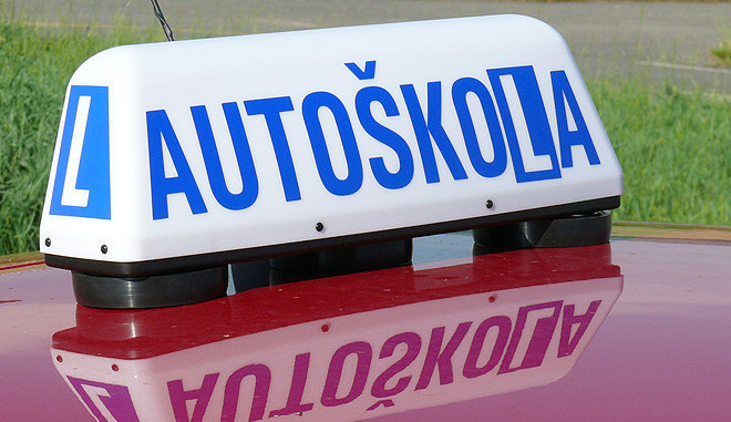 Do zkoušek autoškol přibude 38 nových otázek, poprvé budou i videa