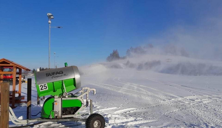 Běžkaři mohou do Vesce. Město začalo zasněžovat sportovní areál