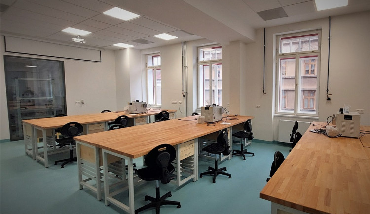 Při rekonstrukci se částečně zřítila, teď se do školy v jablonecké Podhorské ulici vrací studenti