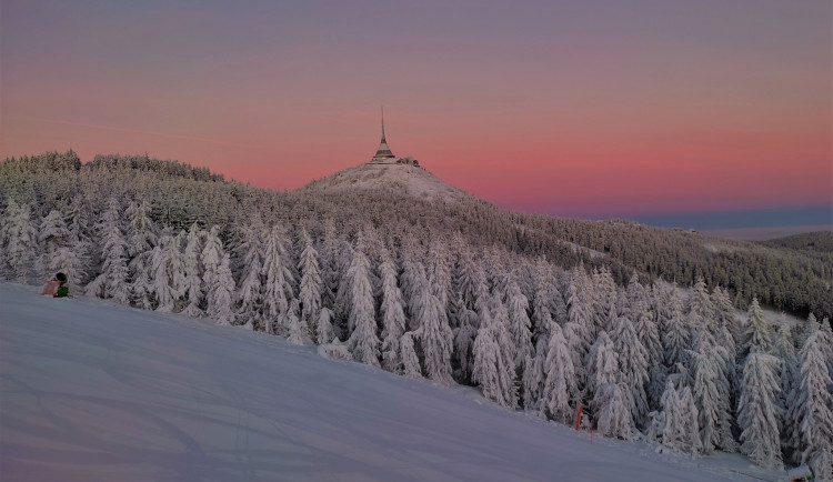 Prázdná sjezdovka, ranní manšestr a snídaně pod můstky. Otestovali jsme Fresh Track na Ještědu