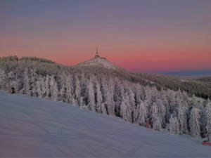 Prázdná sjezdovka, ranní manšestr a snídaně pod můstky. Otestovali jsme Fresh Track na Ještědu