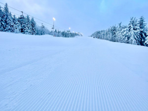 Prázdná sjezdovka, ranní manšestr a snídaně pod můstky. Otestovali jsme Fresh Track na Ještědu