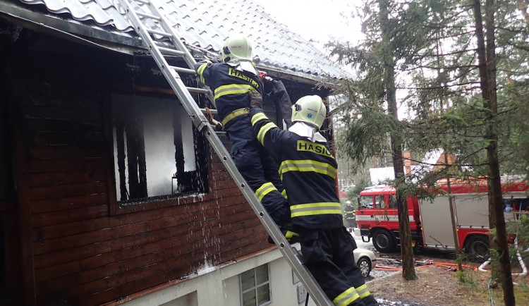Hasiči likvidovali požár chaty u Máchova jezera, škoda je dva miliony