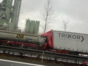 Na silnici 35 u Chrastavy se srazily dva kamiony. Silnice na Liberec je uzavřená