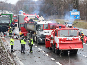 Na silnici 35 u Chrastavy se srazily dva kamiony. Hasiči hodinu vyprošťovali zraněného řidiče