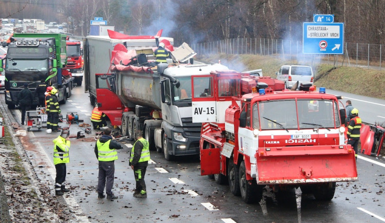 Na silnici 35 u Chrastavy se srazily dva kamiony. Hasiči hodinu vyprošťovali zraněného řidiče