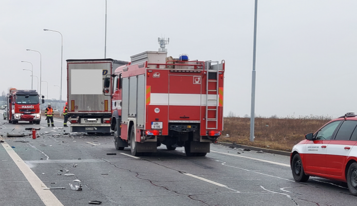 Při srážce s kamionem v Brně zemřel řidič osobního auta
