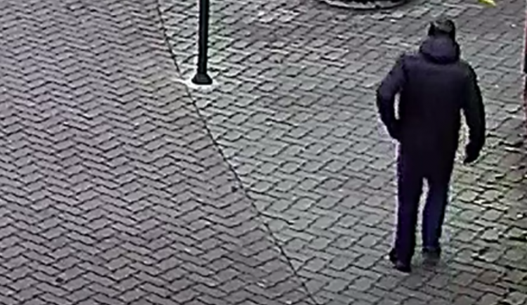 Před květinářstvím ukradl peněženku s padesáti tisíci. Policie hledá muže ze záznamu