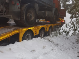 Sníh komplikuje dopravu. Hasiči vyprošťovali nákladní automobil, který sjel do příkopu