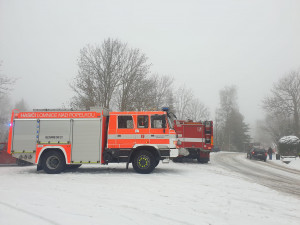 Sníh komplikuje dopravu. Hasiči vyprošťovali nákladní automobil, který sjel do příkopu
