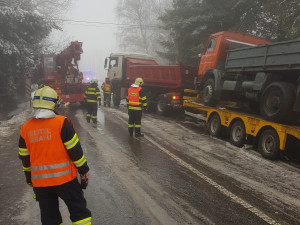 Sníh komplikuje dopravu. Hasiči vyprošťovali nákladní automobil, který sjel do příkopu