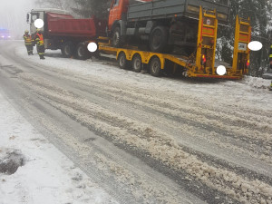 Sníh komplikuje dopravu. Hasiči vyprošťovali nákladní automobil, který sjel do příkopu