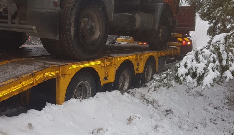 Sníh komplikuje dopravu. Hasiči vyprošťovali nákladní automobil, který sjel do příkopu
